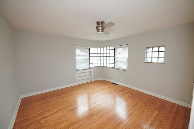 Building Photo - 5825 Lindenwood Ave