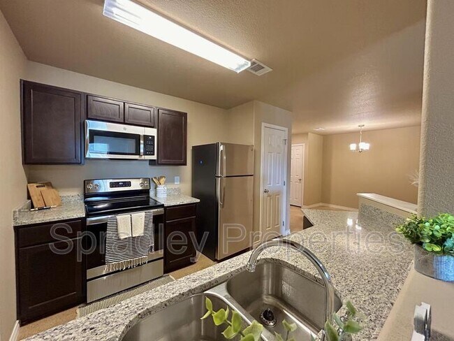 Building Photo - 1004 Llano
