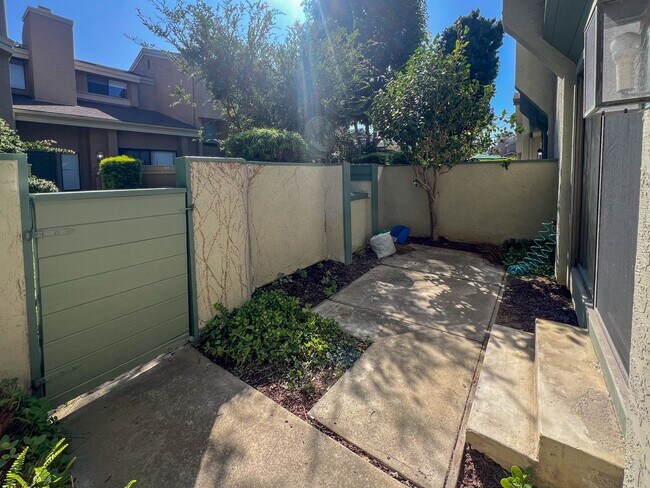 Foto del edificio - Beautifully Updated 3 Bed, 2.5 Bath La Jolla Townhome – Bright, Spacious, & Perfectly Located!