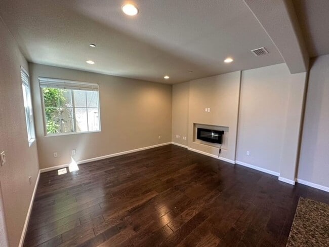 Foto del edificio - Newer 4 bedroom 3 bath home available