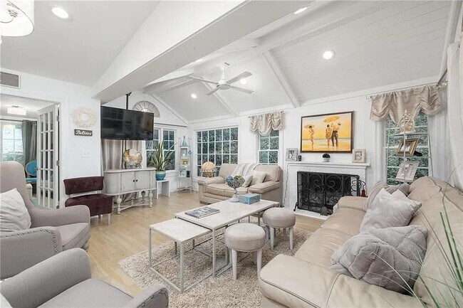 Building Photo - 302 Hascall Rd NW