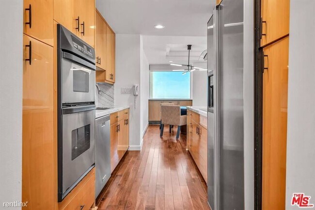 Building Photo - 2 br, 2 bath Condo - 2220 Avenue of the St...