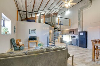 Building Photo - 800 Oak St