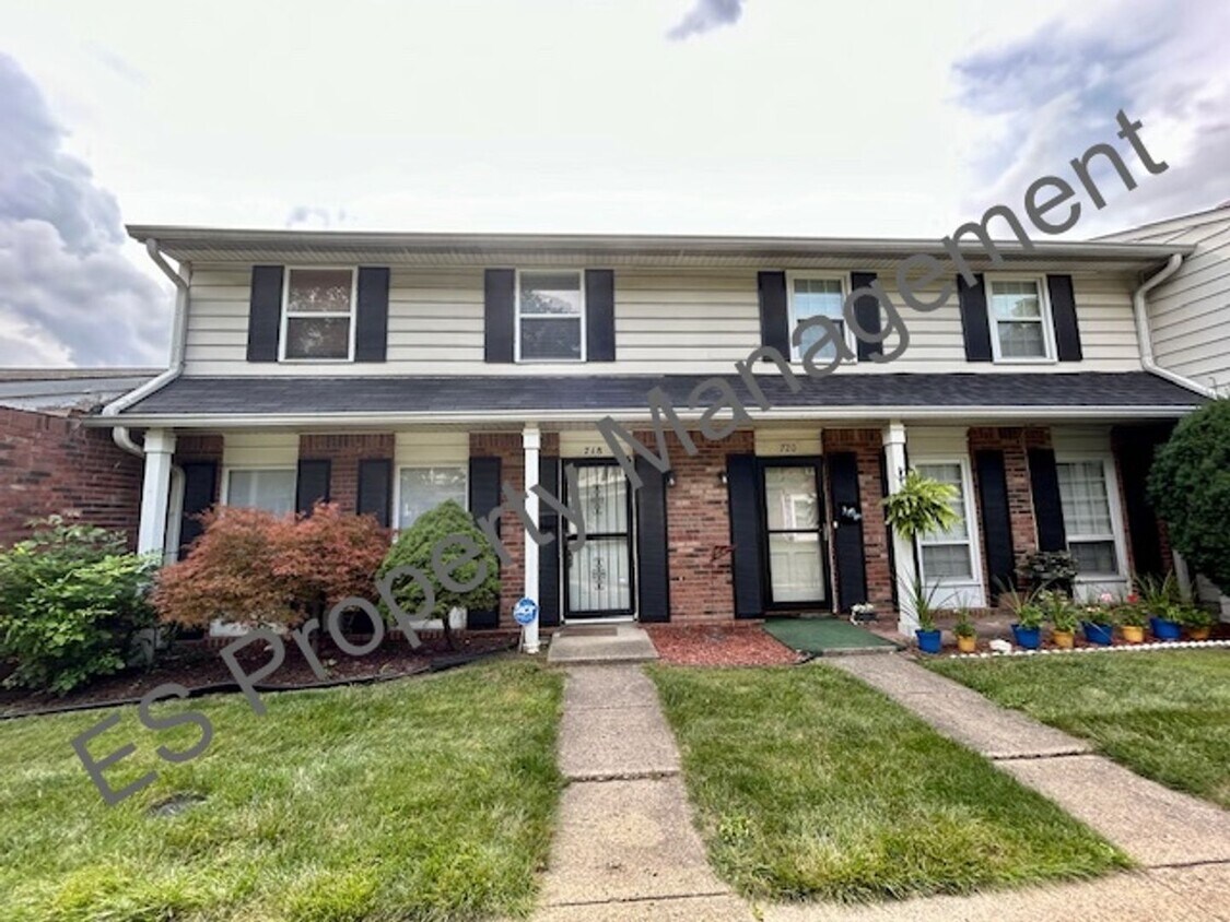 Primary Photo - Great 3 Bedroom 1.5 Bathroom Town home in ...