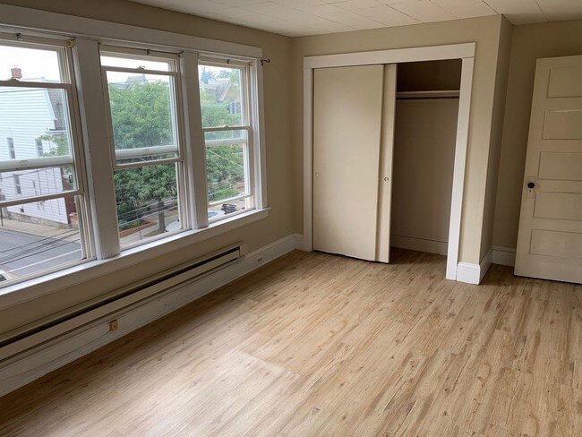 Building Photo - Apartment 3 - 3rd Floor Studio