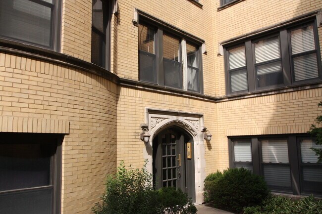 Building Photo - 4615 N Paulina St