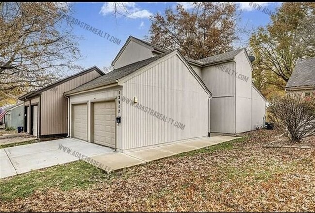 Building Photo - Gorgeous Modern Shawnee Townhome-Available...