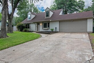 Building Photo - 2410 Valley Dr