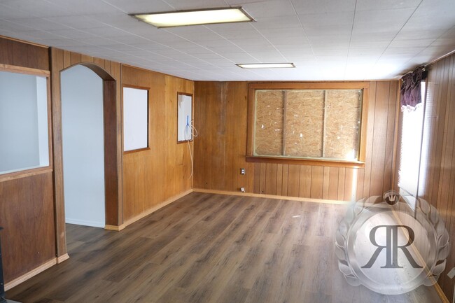 Building Photo - 2 Bedroom Home Across from the Yakima Coun...