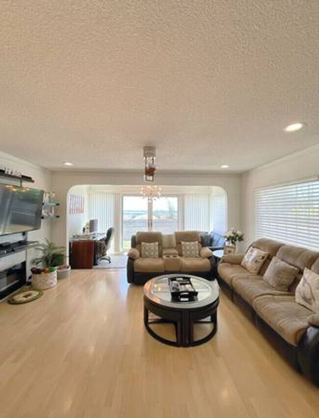 Foto del edificio - $3,600 / 3br - 1186ft2 - Modern 3BR/2BA Si...