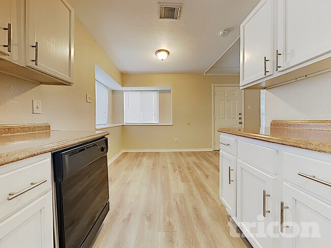 Building Photo - 6511 Grey Oaks Dr