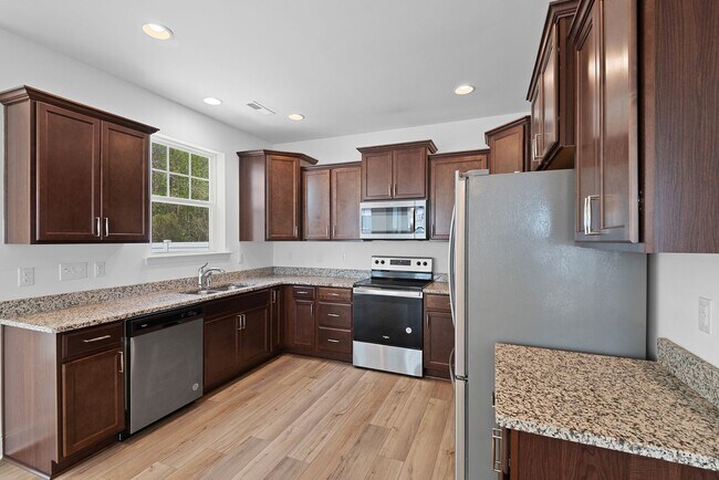 Building Photo - Beautiful 3 bedroom home with fenced yard!