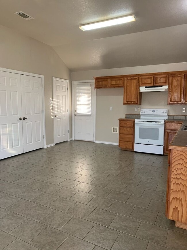 Building Photo - Excellent 3 bedroom 2 bath duplex in Peast...