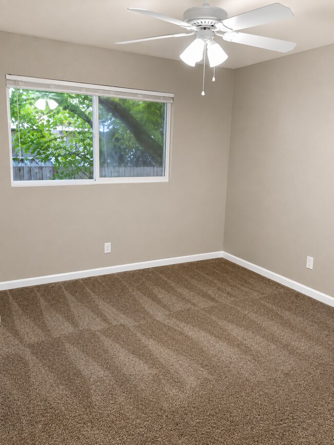 Foto del edificio - 2 Bed/ 1 Bath l Enclosed Backyard, Garage, In Unit W/D hookups