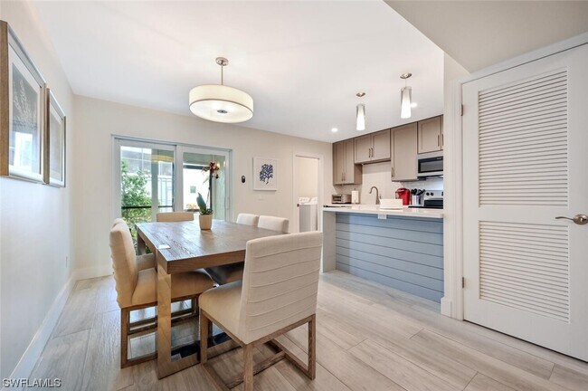 Foto del edificio - 788 Park Shore Dr