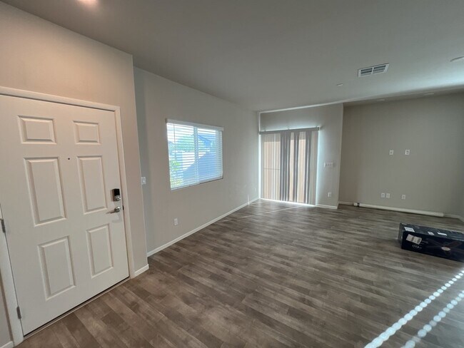 Building Photo - **SHORT TERM LEASE ONLY**  Beautiful 3 bedroom 3 bathroom townhome.