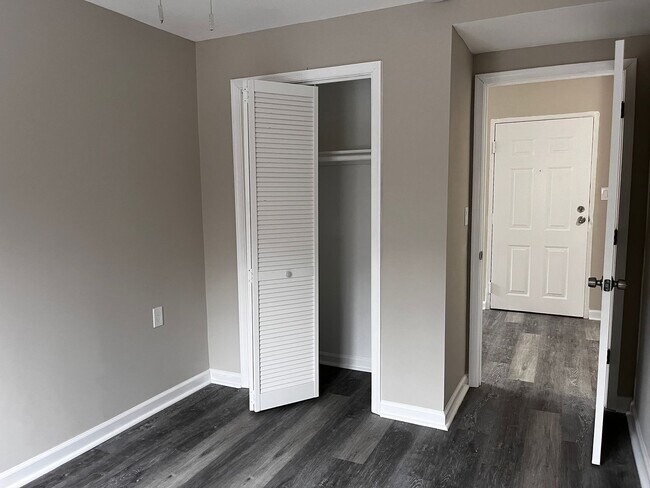 Foto del edificio - Affordable 2-Bedroom Apartment in Southwes...