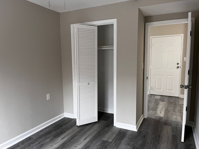 Building Photo - Affordable 2-Bedroom Apartment in Southwes...