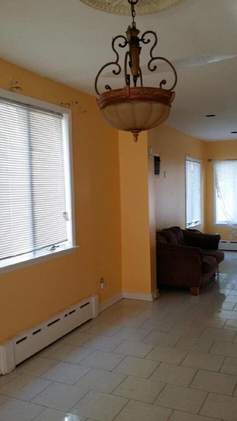 Building Photo - 1587 E 49th St