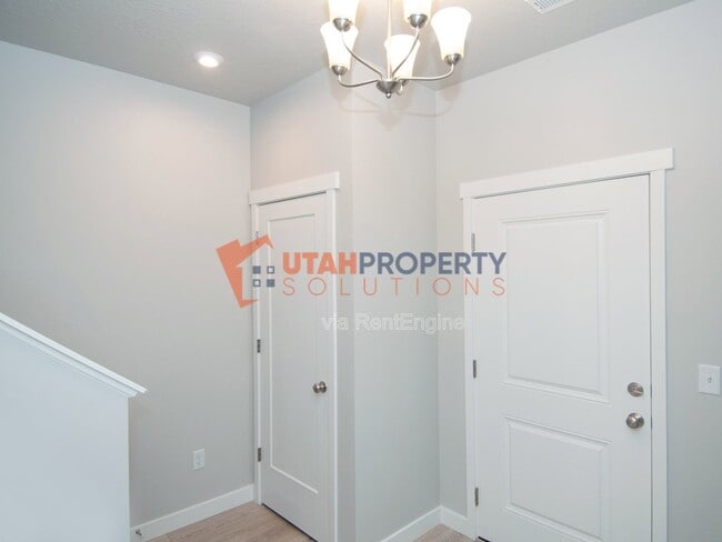 Building Photo - 992 W 380 S