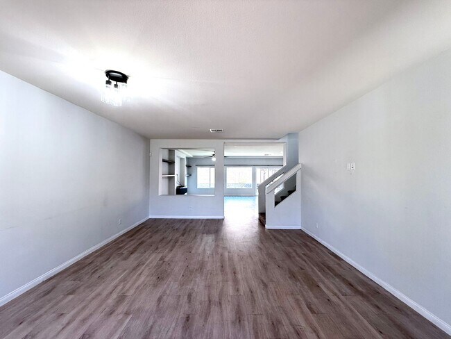 Foto del edificio - Great 5 bedroom home with RV Parking! Loca...