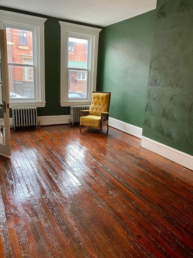 Foto del edificio - Gorgeous 6-Bedroom Rowhome in South Philad...