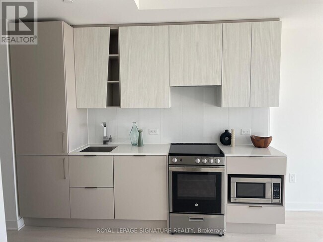 Photo du bâtiment - 3900-3900 Confederation Pkwy