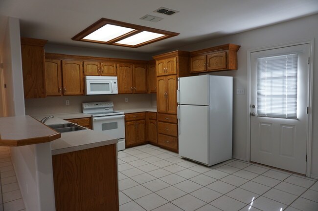 Spacious kitchen w/pantry - 1901 Villa Linda Ave