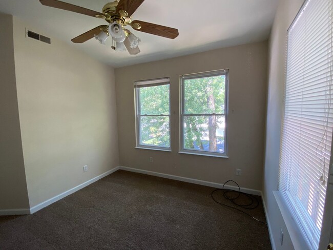 Building Photo - 2 Bedroom 1 Bath upstairs apartment near L...