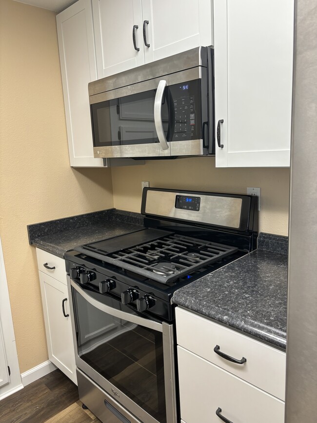 New stove and microwave - 1059 Shadowridge Dr