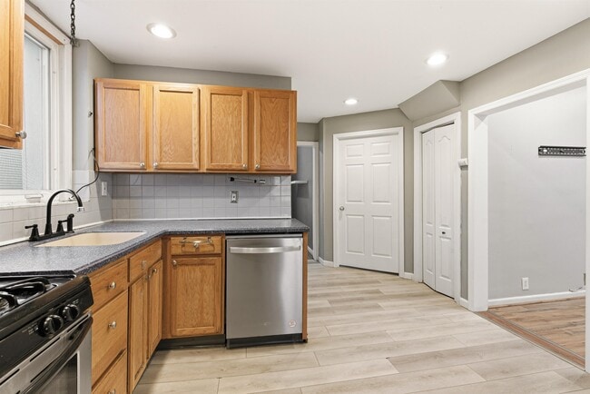 Building Photo - 320 Clarendon St