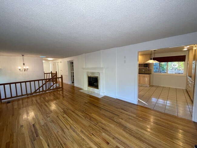 Building Photo - Renovated 5 Bedroom House in Puyallup!