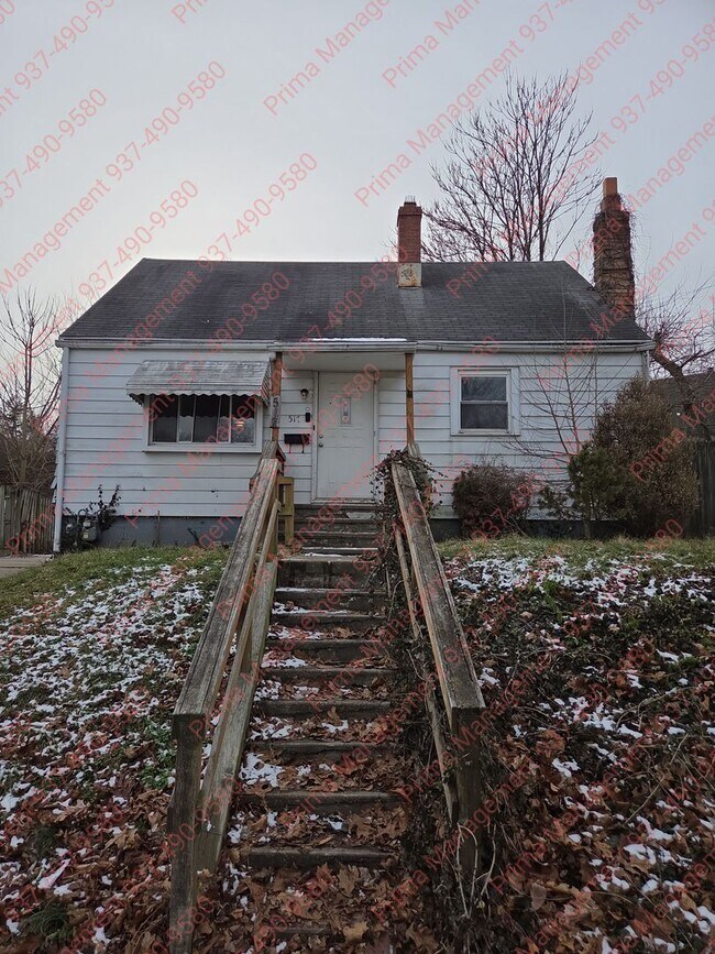 Building Photo - Great 3 bed 2 bath with AC close to everything!