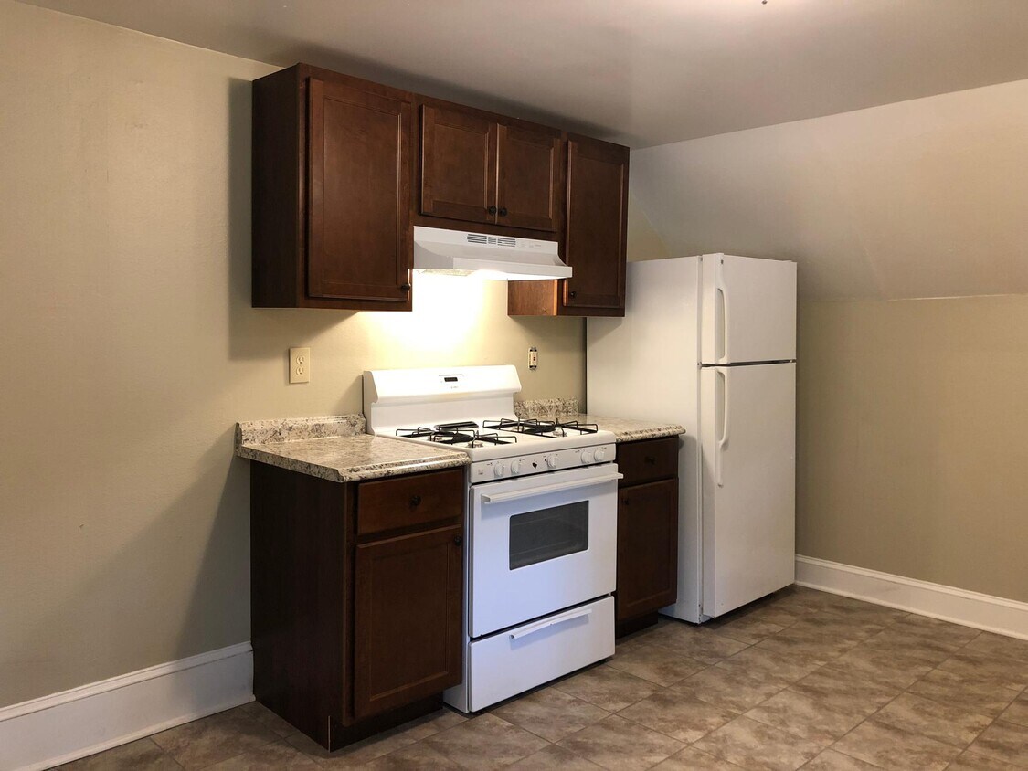 3545 E Plankinton Ave Unit UPPER, Cudahy, WI 53110 Apartments in