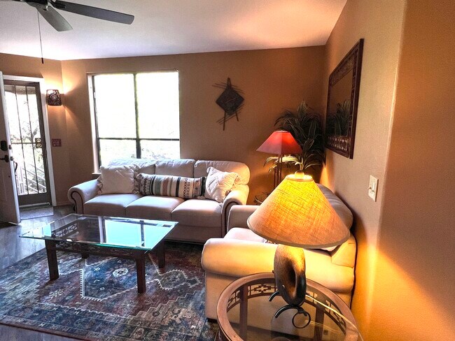 Foto del edificio - 6655 N Canyon Crest Dr
