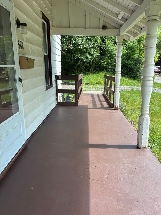 Building Photo - 2 Bdrm 1st Floor Bath Secluded Yard