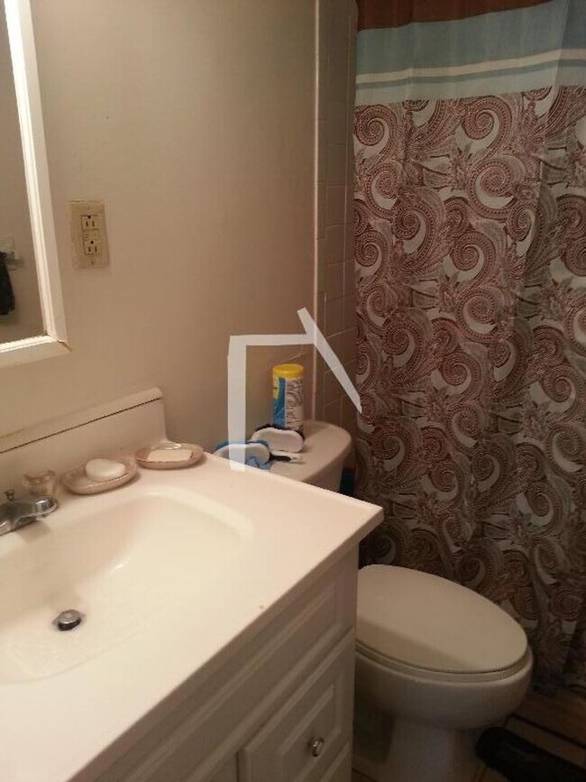 Building Photo - 2 bed in Allston