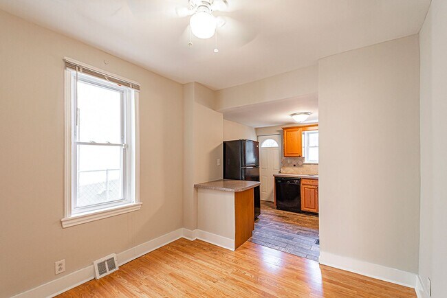 Foto del edificio - Fitler Square Three Bedroom Two Bathroom Home