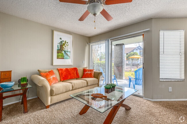 2 habitaciones, 2 baños, 1050 pies cuadrados, sala de estar - Cranes Landing Apartments