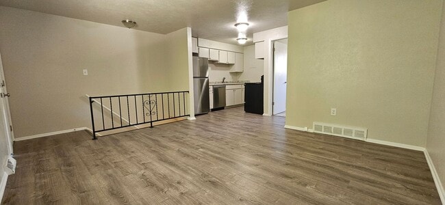 Foto del edificio - AVAILABLE NOW! Arvada 3 Bed 2 Bath Duplex New Paint New Flooring!