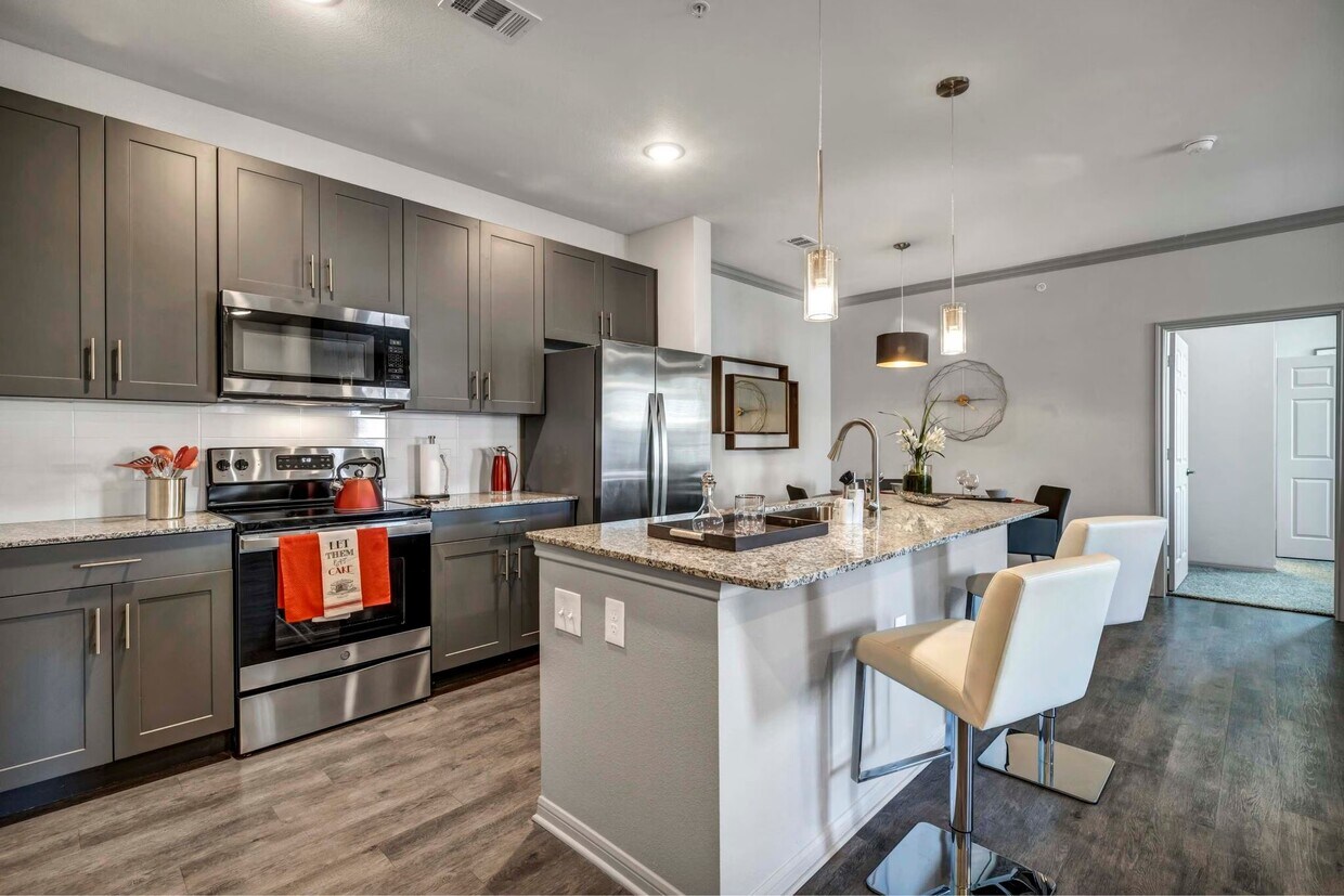 Foto principal - Spacious Comfort with Upscale Finishes!