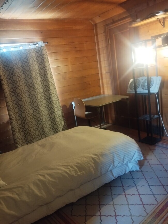 Dormitorio de la planta superior - 430 Jason Ave N