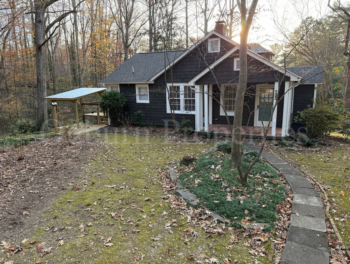 Foto principal - 1BR/1BA Charming Home w/ Bonus Room Off Polo Rd, Near WFU!