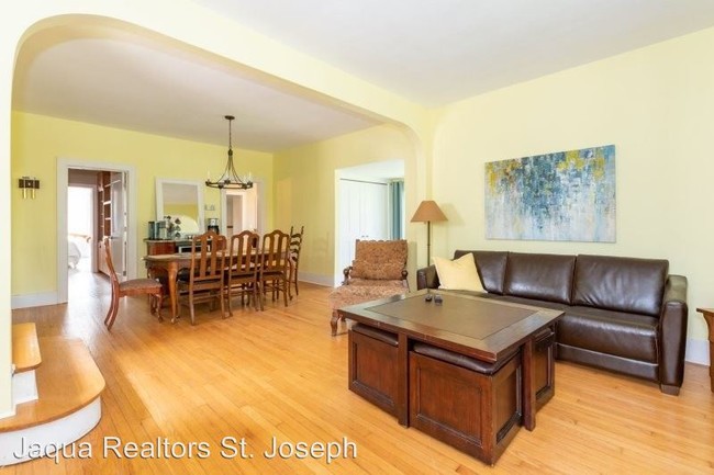 Foto del edificio - 5 br, 3 bath House - 557 Kalamazoo Street