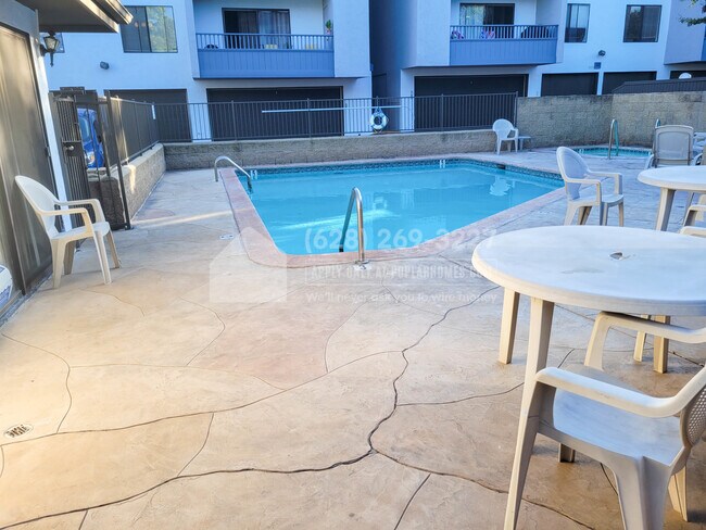 Foto del edificio - 3215 Midway Dr