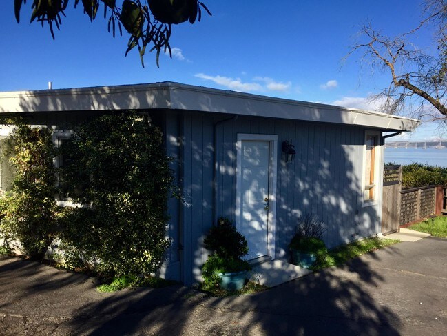 Building Photo - 4810 Paradise Dr