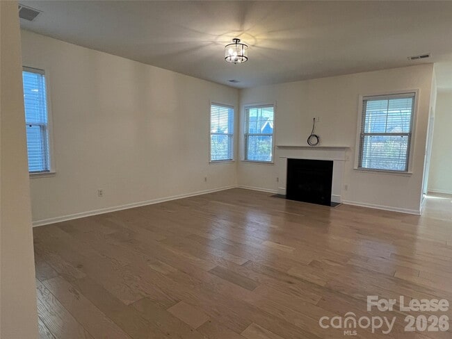 Foto del edificio - 5016 Britannia Blvd