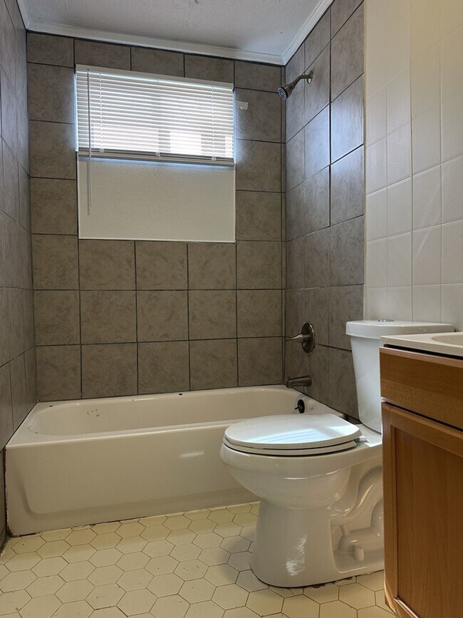 Foto del edificio - One Month's Free Rent! Charming 3 bedroom home available!  | Section 8 Accepted! |