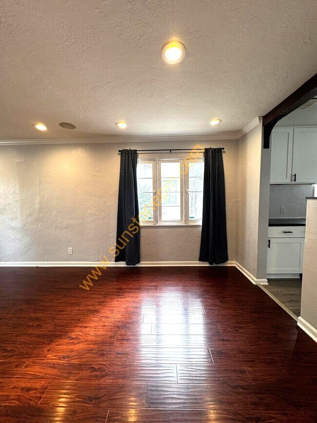 Foto del edificio - Stunning 2 Bedroom, 1 Bathroom Home on a L...