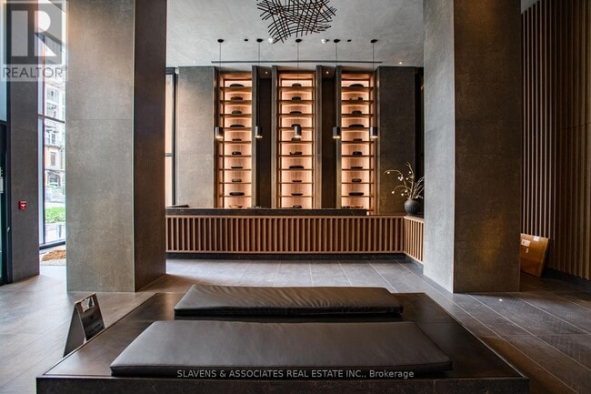 Photo du bâtiment - 55 Charles St E